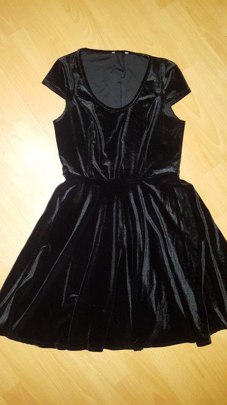 Čierne zamatové šaty, 38