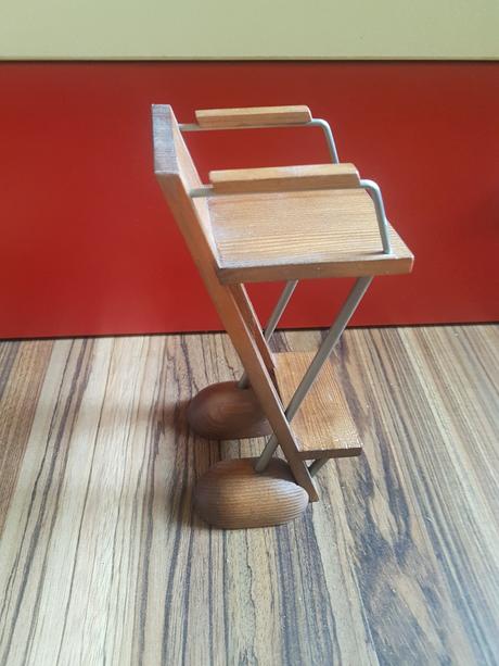 Drevena stolicka pre babiky, 