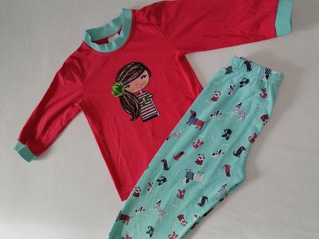 Pyžamo dievčatko a psíky, 98