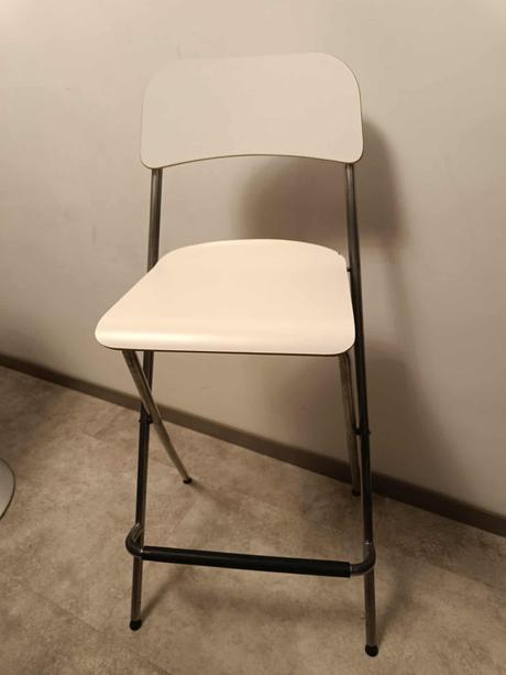 Barový stolík s knižnicou, 