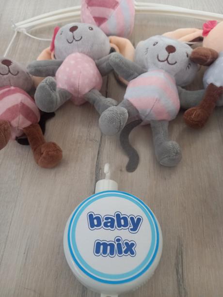 Krásny plyšový kolotoč nad postieľku, 