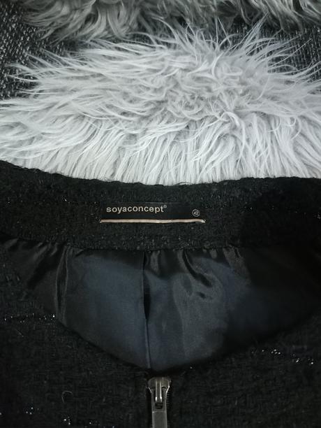 Čierny kabátik, 42