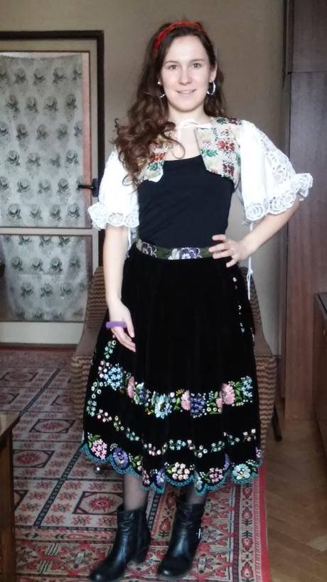 Rucne vysivany kroj zo zvolenskej slatiny, m