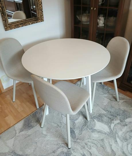 Okrúhly stôl s 3 čalunenými stoličkami, 