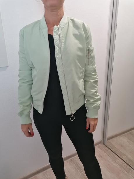 Bledozelená bomberka, reserved,36