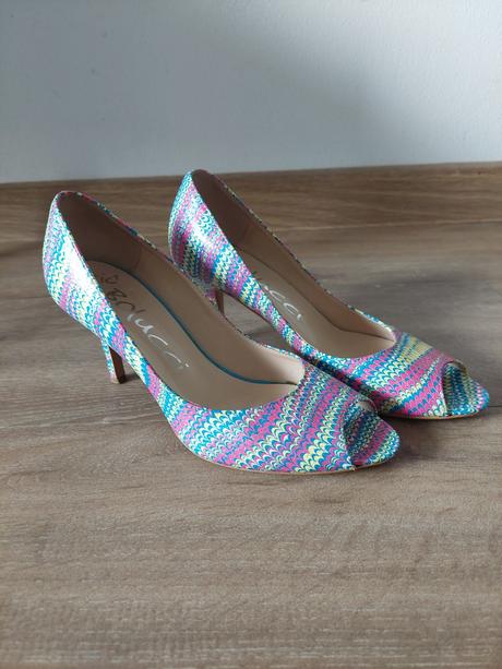 Farebné lodičky, 37