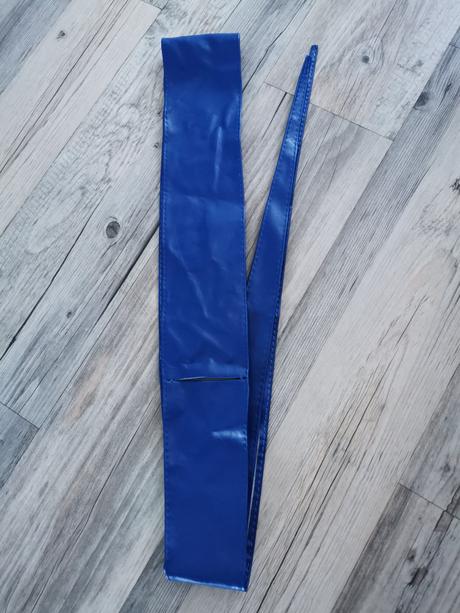 Modrý koženkový opasok na viazanie,