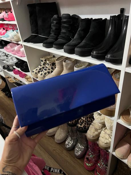 Modra lesklá kabelka,