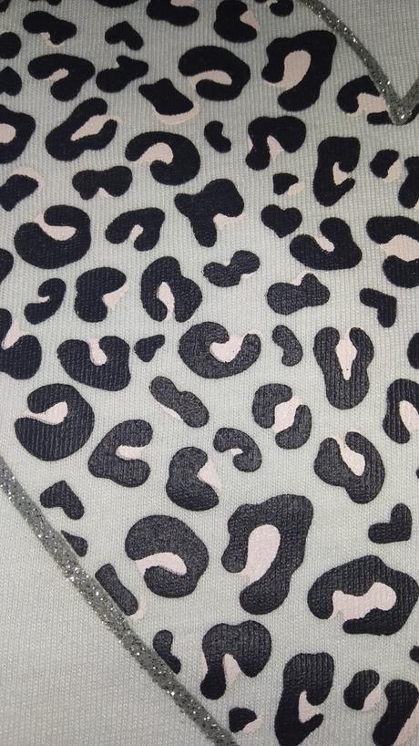 Tričko so srdiečkom s leopardím vzorom, 110
