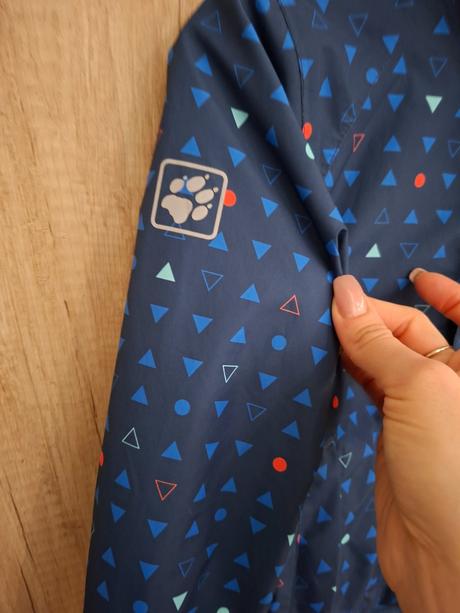 Skvelá bundička, jack wolfskin,104