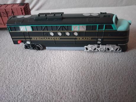 Vláčik na baterky s koľajnicami,