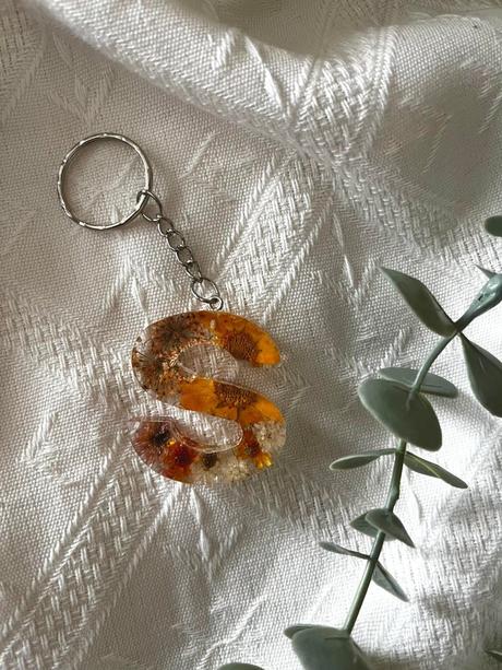 Ručne vyrobené živicové kľúčenky, 