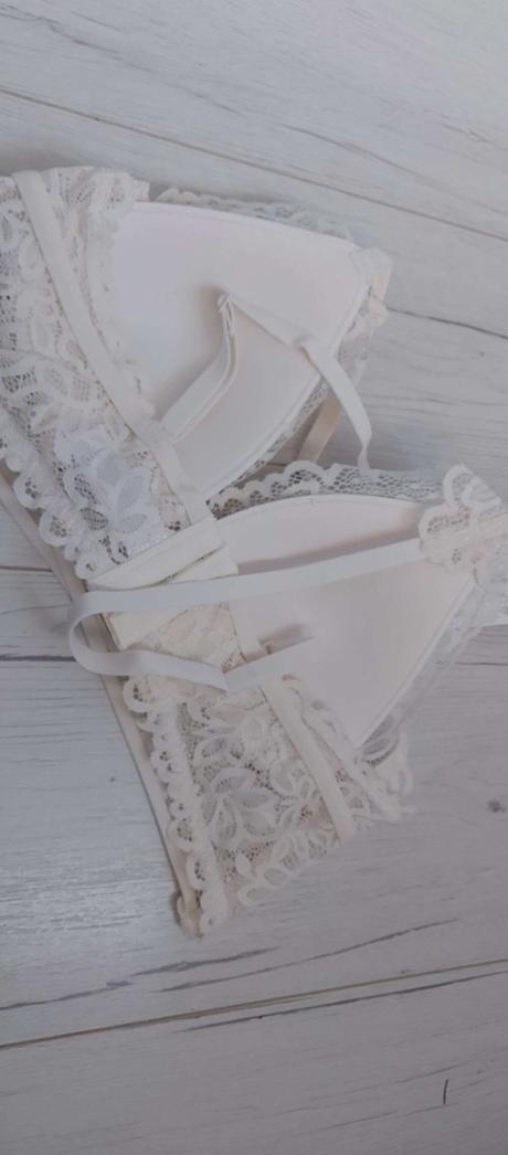 Čipkovaná podprsenka (ani vyskúšaná nebola), 70a