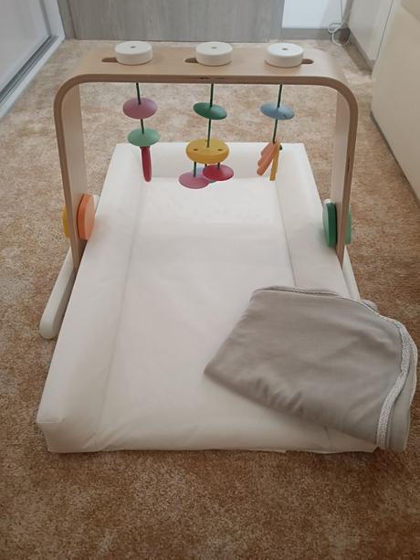 Prebaľovacia podložka s hrádzou na hranie, 