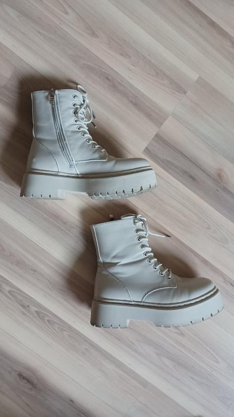 Bledé krémové workery, 36