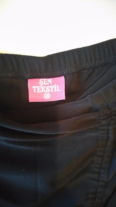 Čierna sukienka vhodná aj na slávnosť, 38