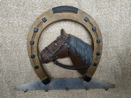 Dekorácia - vešiak s koňom, 