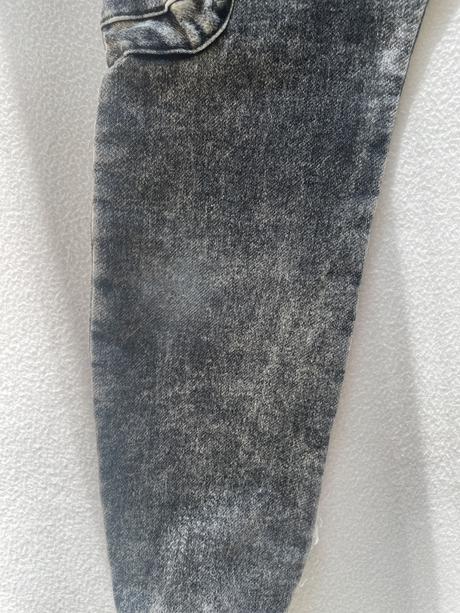 Nohavice z tenkej rifloviny, 122