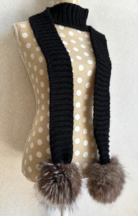 Vlnený šál s kožušinovými brmbolcami, xl