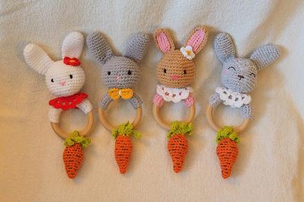 Háčkovaná hrkálka - zajačik s mrkvičkou,