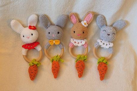 Háčkovaná hrkálka - zajačik s mrkvičkou, 