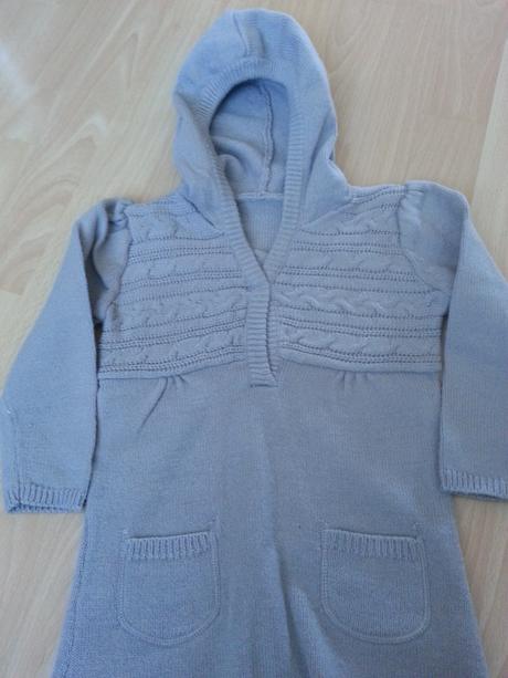 Dlhsi sveter s kapucou vhodny k leginkam, 98