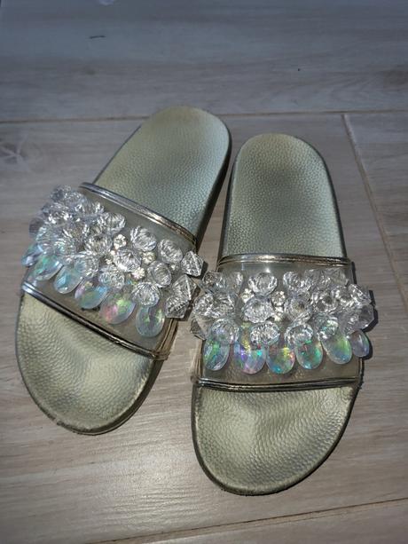 Zlate slapky s kamienkami, 39