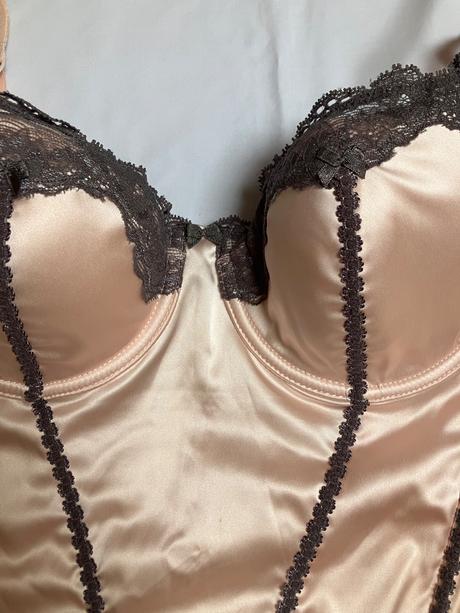 Dámsky lesklý béžový korzet na ramienka, m