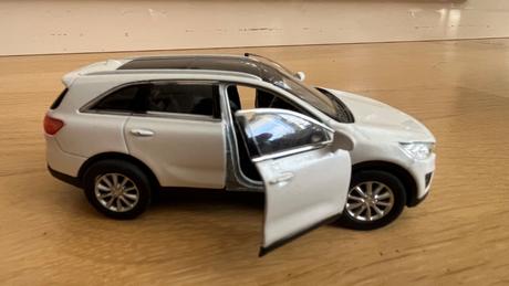 Kovové autíčko značky kia, 