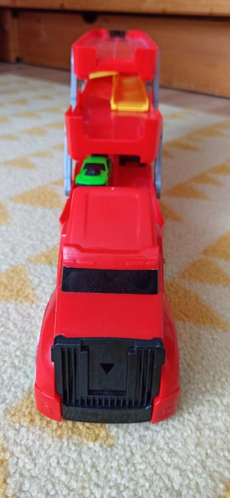 Kamión na prepravu áut,