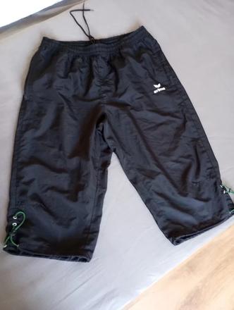 Tristvrtove nohavice, l