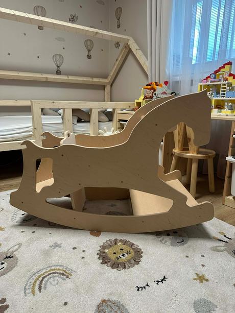 Hojdací koník a stolička  v jednom, 