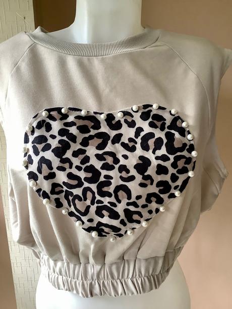 Krátky top so srdiečkom a perlickami /222, l