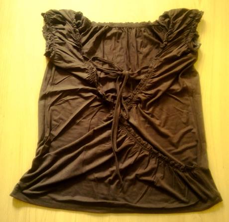 Tričko so zlatou aplikáciou a sexi zadným dielom, 42