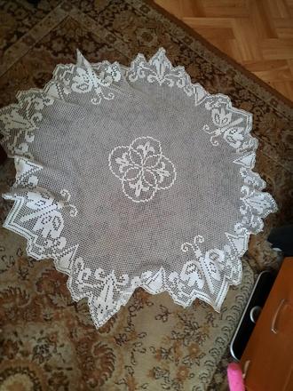 Hačkovany obrus na okruhly stol,