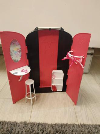 Šatník pre barbie,