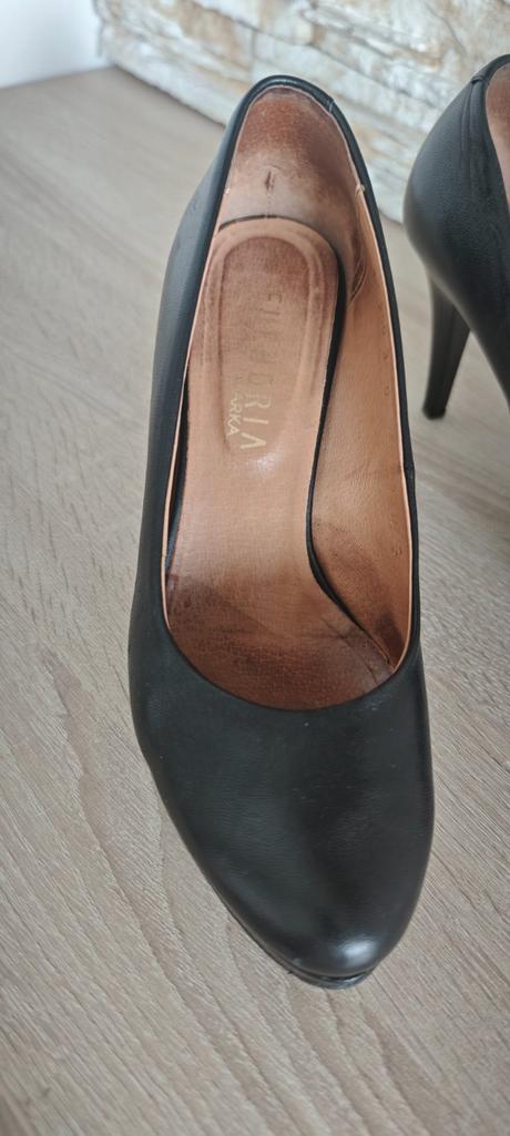 Elegantné čierne celokožené lodičky, 39