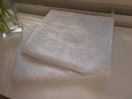 Závesy bielo perleťové vzorované, 