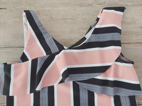 Rúžové pásikavé plavky, 104