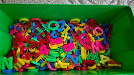 Číslice a písmenká - magnetky,