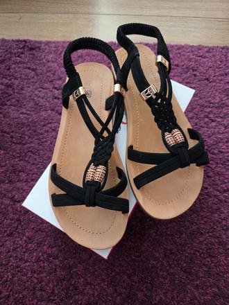 Dievcenske sandálky nové, 33