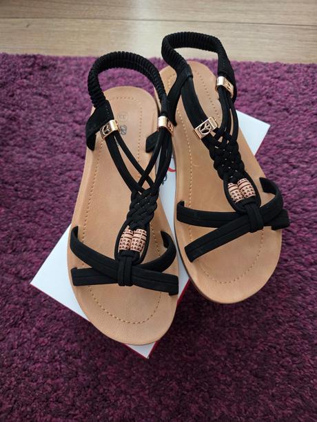 Dievcenske sandálky nové, 33