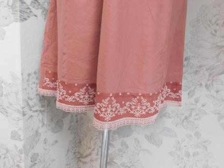 Kvalitne pekne lahučke šaty, 40