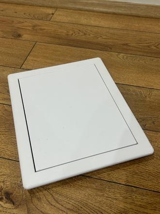 Biele plastové revízne dvierka,