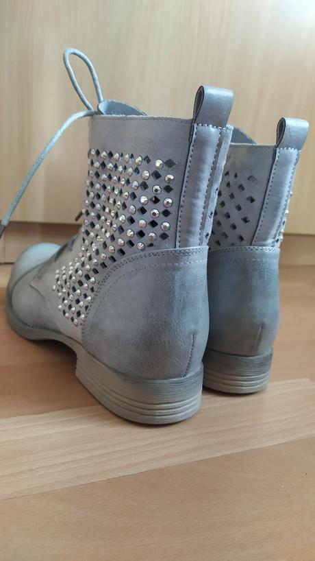 Šedé topánky, 40