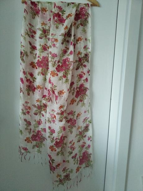 Kvietkovaný šál na leto,