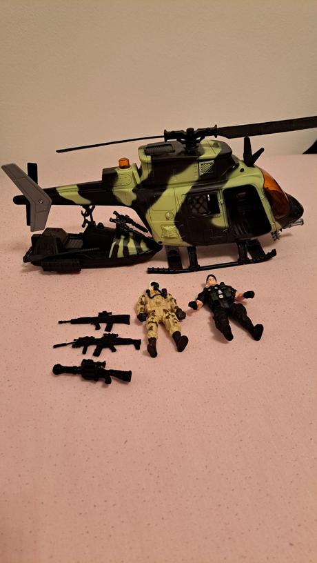 Vrtuľník a čln soldier force, 