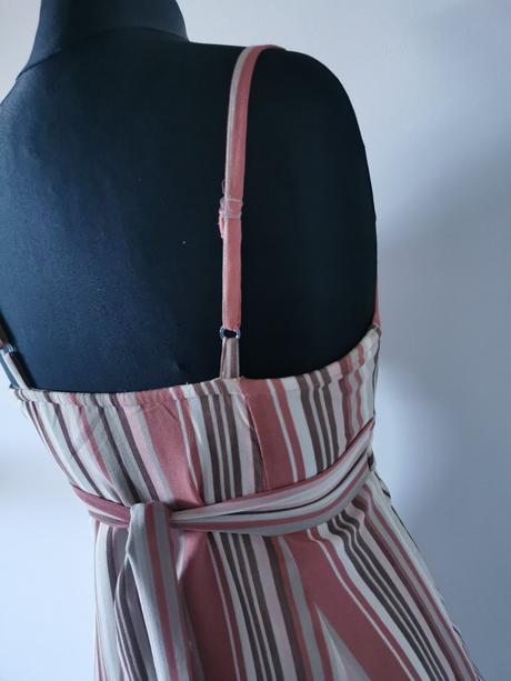 Viacfarebné pásikavé pruhované asymetrické šaty, s