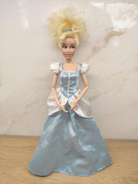 Popoluska disney store,