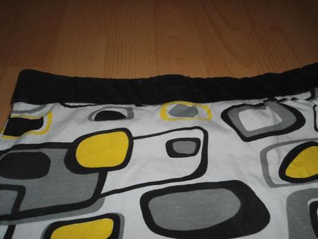 Zlto-cierno-sivo-biele saty bez ramienok, m